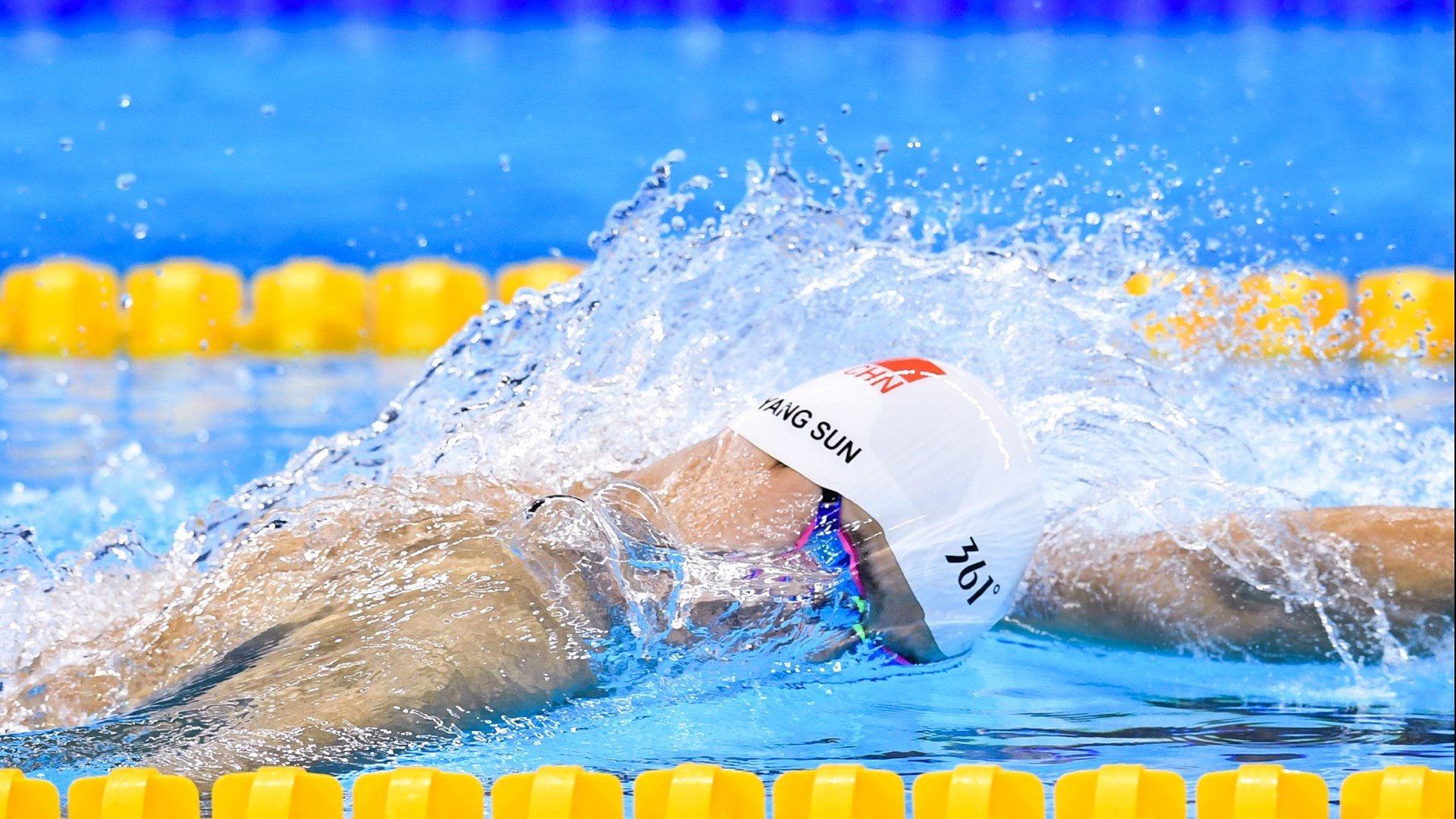 足球赛场焦点！荷兰队对阵西班牙队，体能极限考验，赛场硬仗一触即发