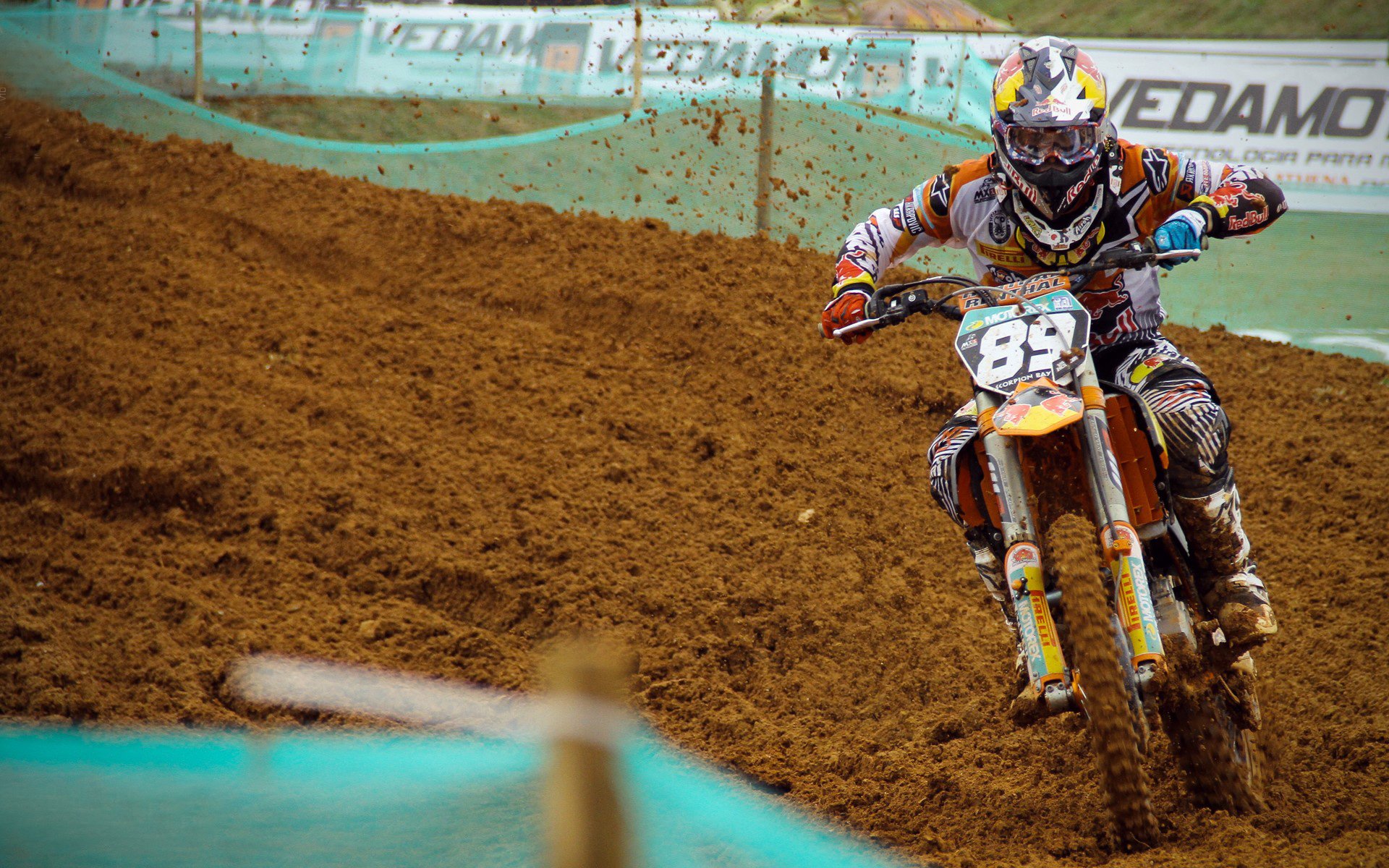 足球赛场焦点！荷兰队对阵西班牙队，体能极限考验，赛场硬仗一触即发